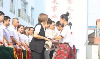 毕业典礼上的暖心瞬间